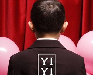 一場婚禮（一種屬於關係的開始）起，喪禮（一種屬於關係的結束）終，這是「無常」的形式，導演算是克制，死別的激烈性早就被各個成員自己的戲劇性給取代，並被那個發生在場外的謀殺壓制；若我們遙想《四個婚禮和一個喪禮》這樣的影片時，無常則成為一種濫用的把戲。