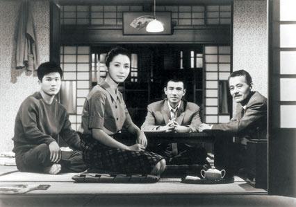 在平山眼裡，年輕人學著洋人那不打緊，他的生活可以照過。但他心裡卻有場不得不打的仗，而他卻註定會是輸家。只是他大概沒料到，最後連女兒的幸福也輸掉了。對於小津來說，拍這些（晚期）片也是不得不打的仗！