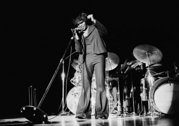 这些年来对新律动的不断找寻，成为一种节奏实践的革新之链，将摇滚乐传统中最早和最深的源泉连了起来，并延伸出最新的发展。