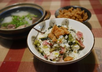 你在店里点一份菜饭，端上来的十有八九是一盘加了青菜和咸肉的炒饭，完全歪曲了菜饭的本来面目。