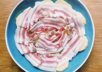 这里我们就用最最简单的配料——盐、白酒、花椒来制作家常版咸肉。