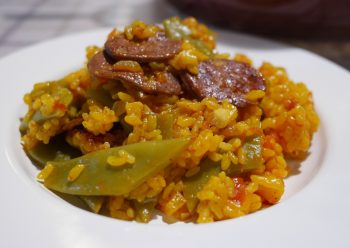 这次，我们就用chorizo香肠和芸豆来做paella。