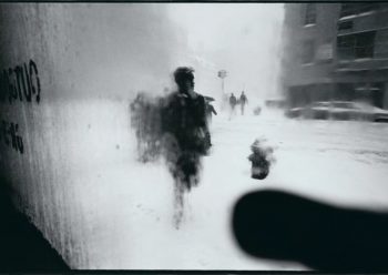 在进行人像拍摄时，如果你难以找到一个自然的或基于直觉的表情，或者是难以认同你的拍摄对象，请仔细观察他们的眼睛，看能否在那里找到自己的倒影。