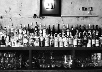 过去的已渐行渐远，唯杜松子酒永存。