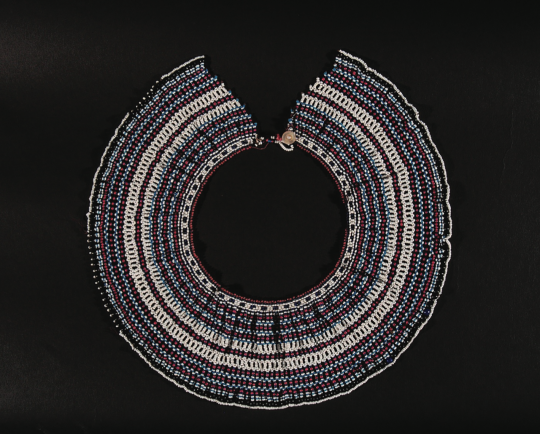 图7: 佚名科萨族艺术家，南非，珠领（icangci），20世纪初至中期，玻璃珠、绳子、纽扣，宽 9.5 cm，直径 38.8 cm，Chazen艺术博物馆，2005.46，Diane R. Wedner和Ron M. Ziskin捐赠