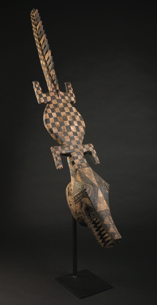 图9: 佚名努纳族艺术家，布基纳法索，雄鳄鱼面具，20世纪初，木头、颜料、沥青，163.8 cm x 29.8 cm x 29.2 cm，Chazen艺术博物馆，2010.17，通过J. David and Laura Seefried Horsfall Fund购入